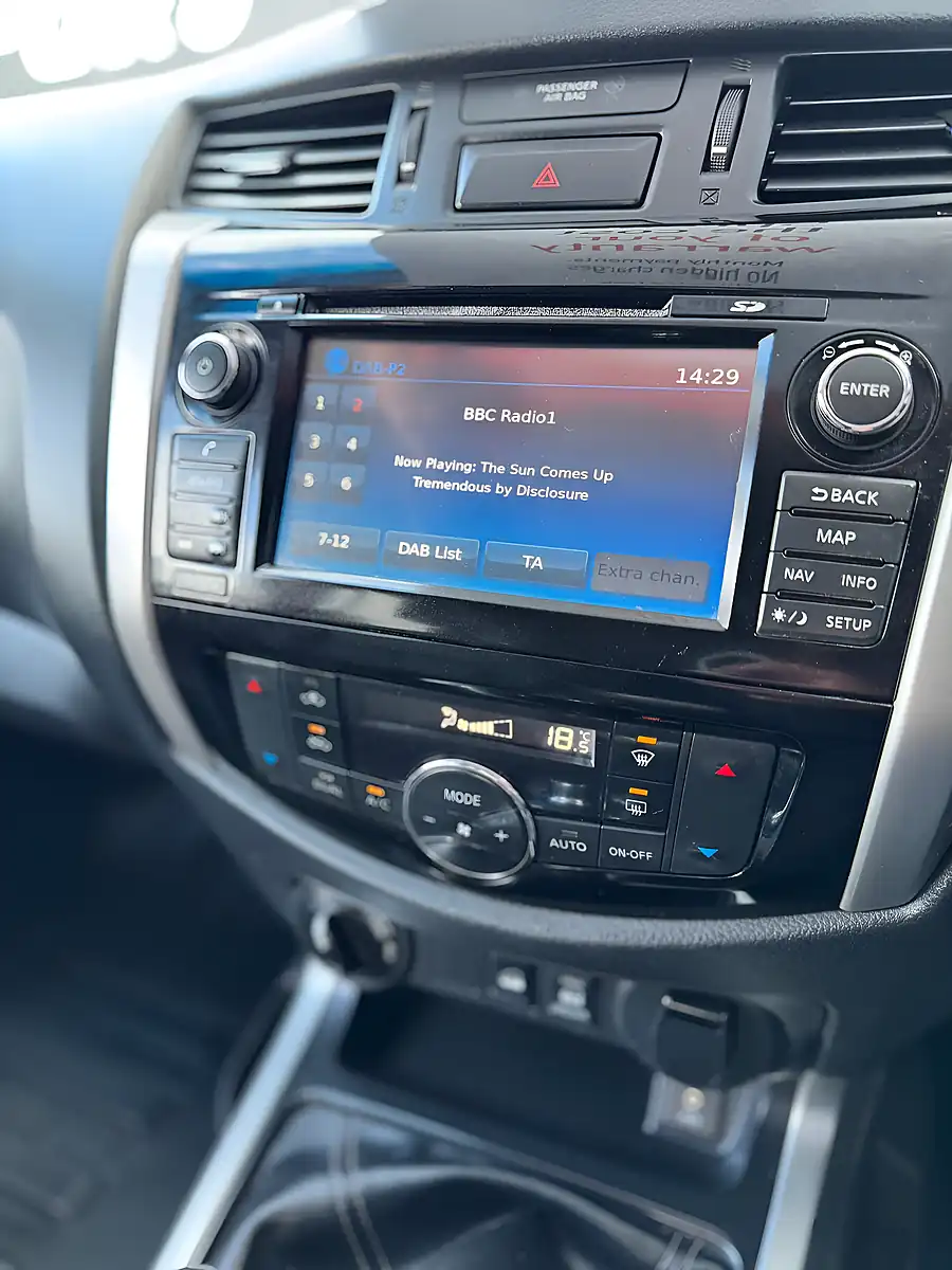 Used 2017 Nissan Navara Tekna White - Interior and Exterior details 15