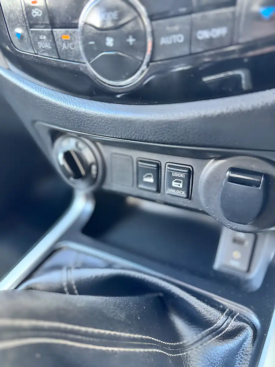 Used 2017 Nissan Navara Tekna White - Interior and Exterior details 17