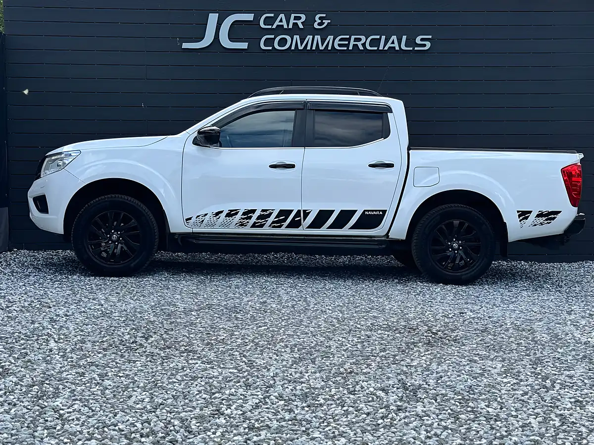 Used 2017 Nissan Navara Tekna White - Interior and Exterior details 6