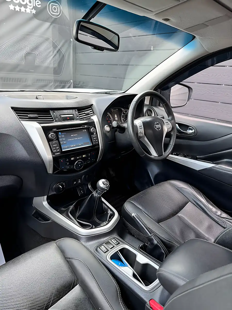 Used 2017 Nissan Navara Tekna White - Interior and Exterior details 9