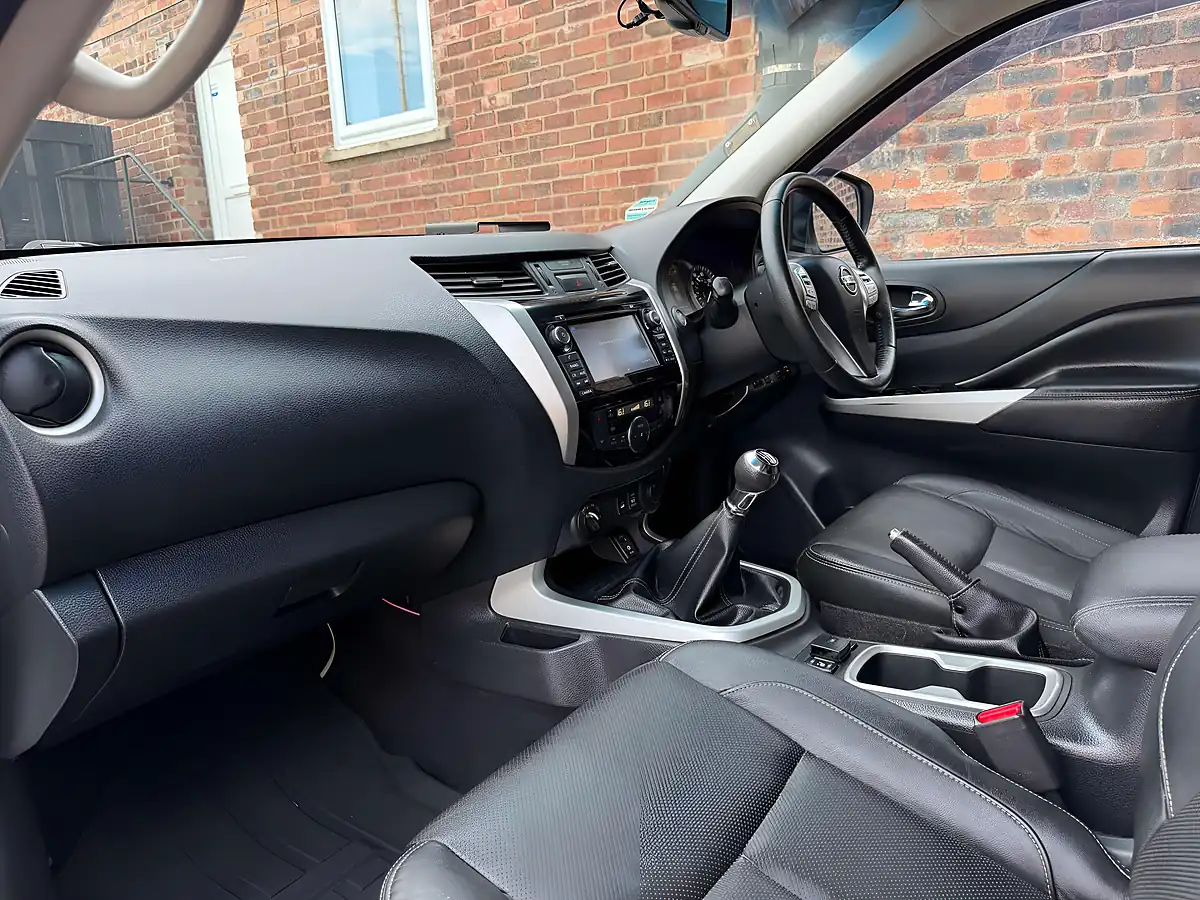 Used 2017 Nissan Navara Tekna White - Interior and Exterior details 11