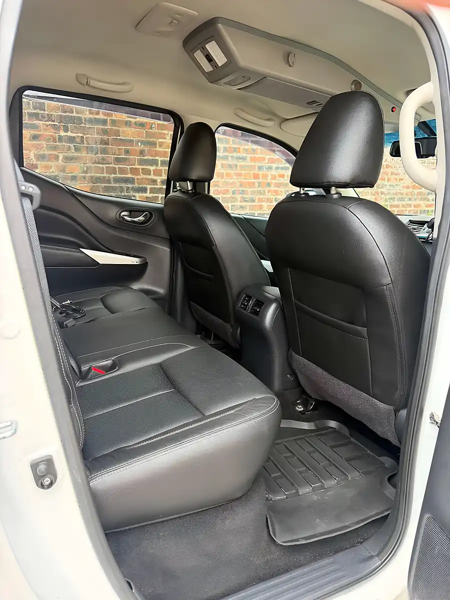 Used 2017 Nissan Navara Tekna White - Interior and Exterior details 12