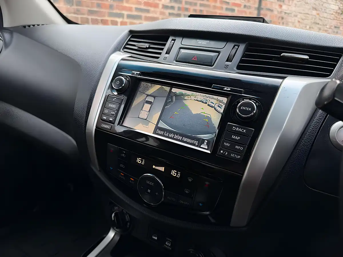 Used 2017 Nissan Navara Tekna White - Interior and Exterior details 13