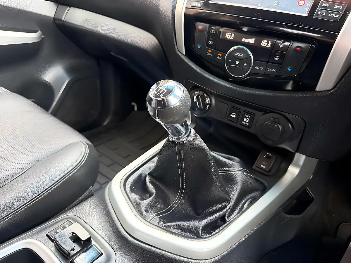 Used 2017 Nissan Navara Tekna White - Interior and Exterior details 14