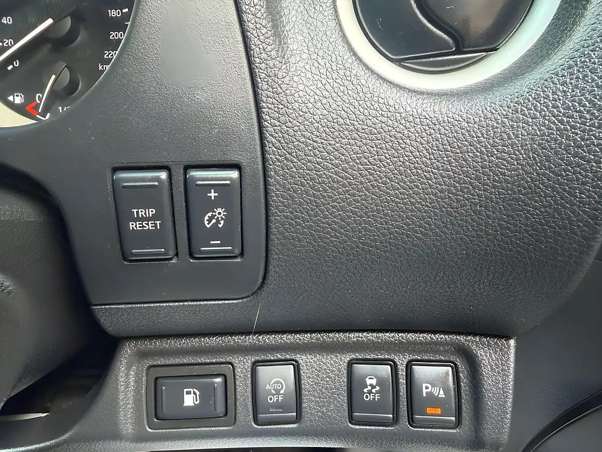 Used 2017 Nissan Navara Tekna White - Interior and Exterior details 19