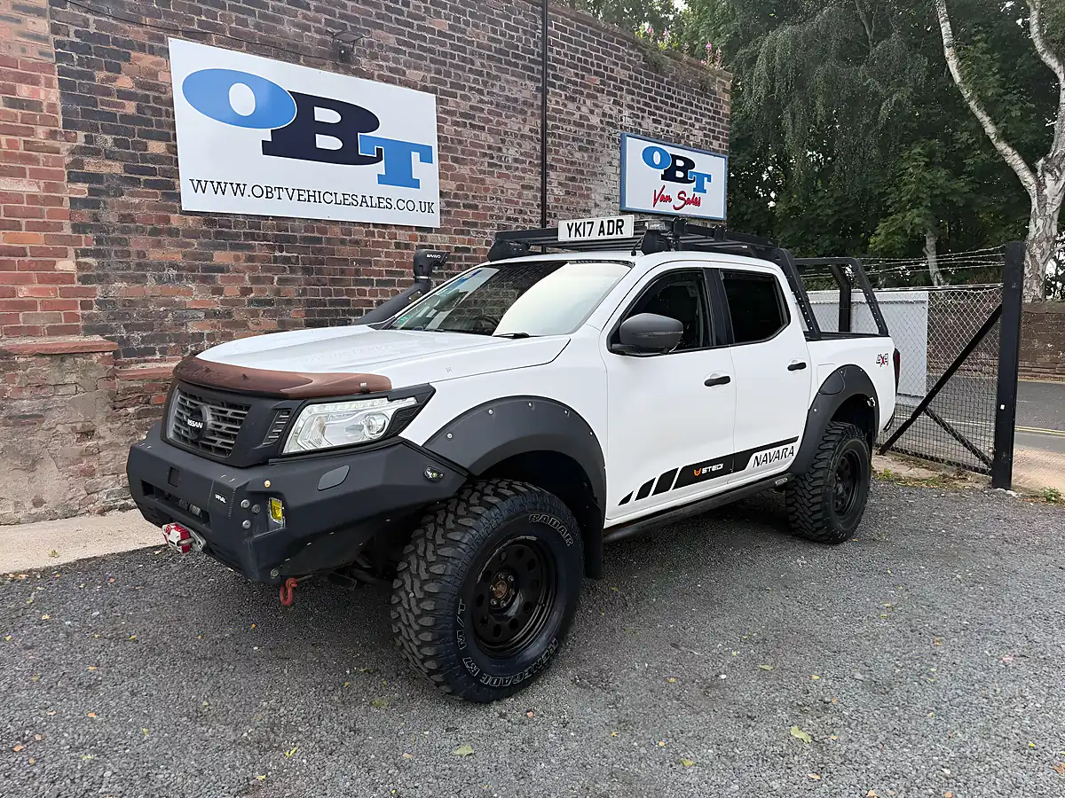 Used 2017 Nissan Navara Tekna White - Interior and Exterior details 4