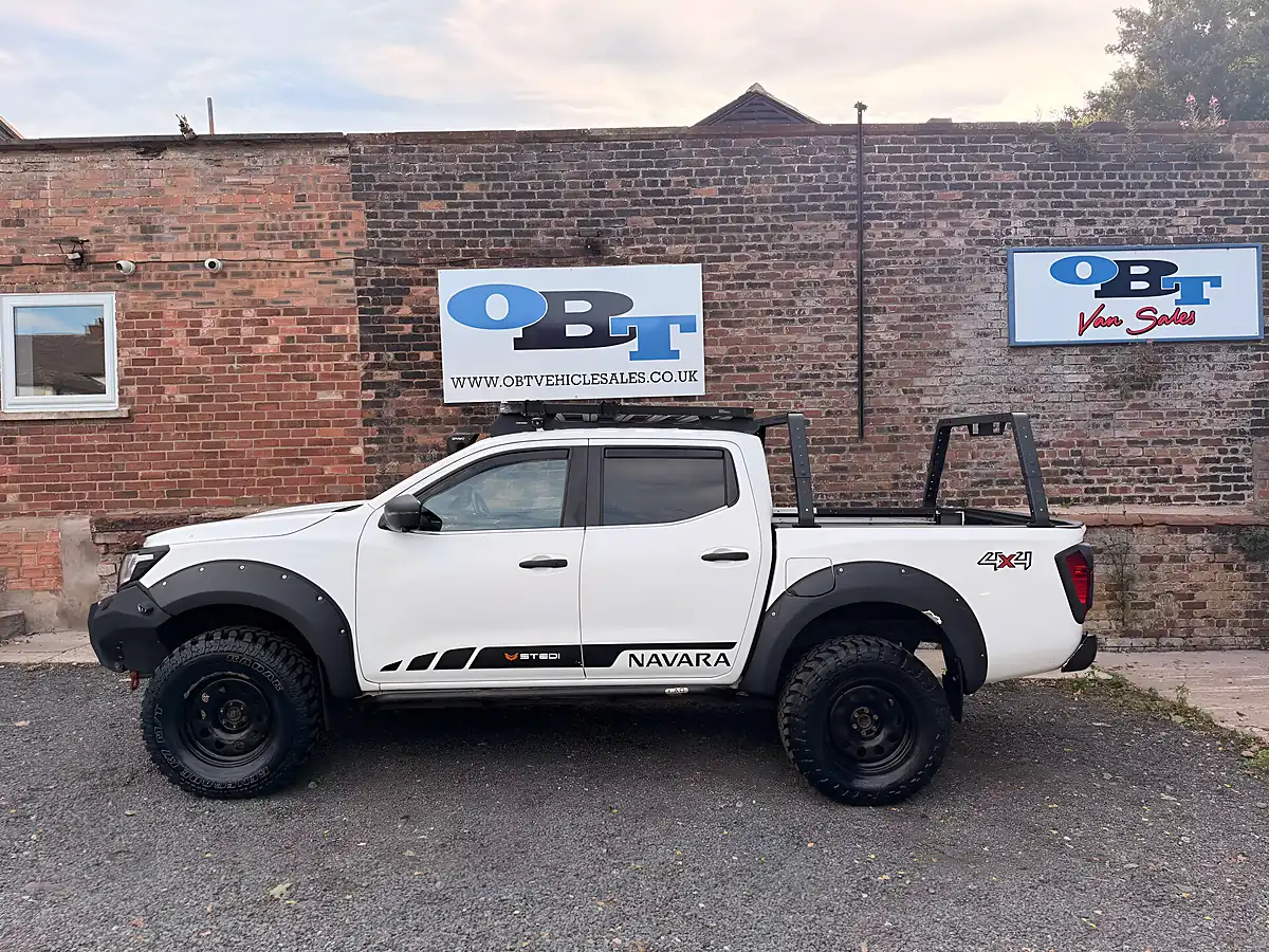 Used 2017 Nissan Navara Tekna White - Interior and Exterior details 5
