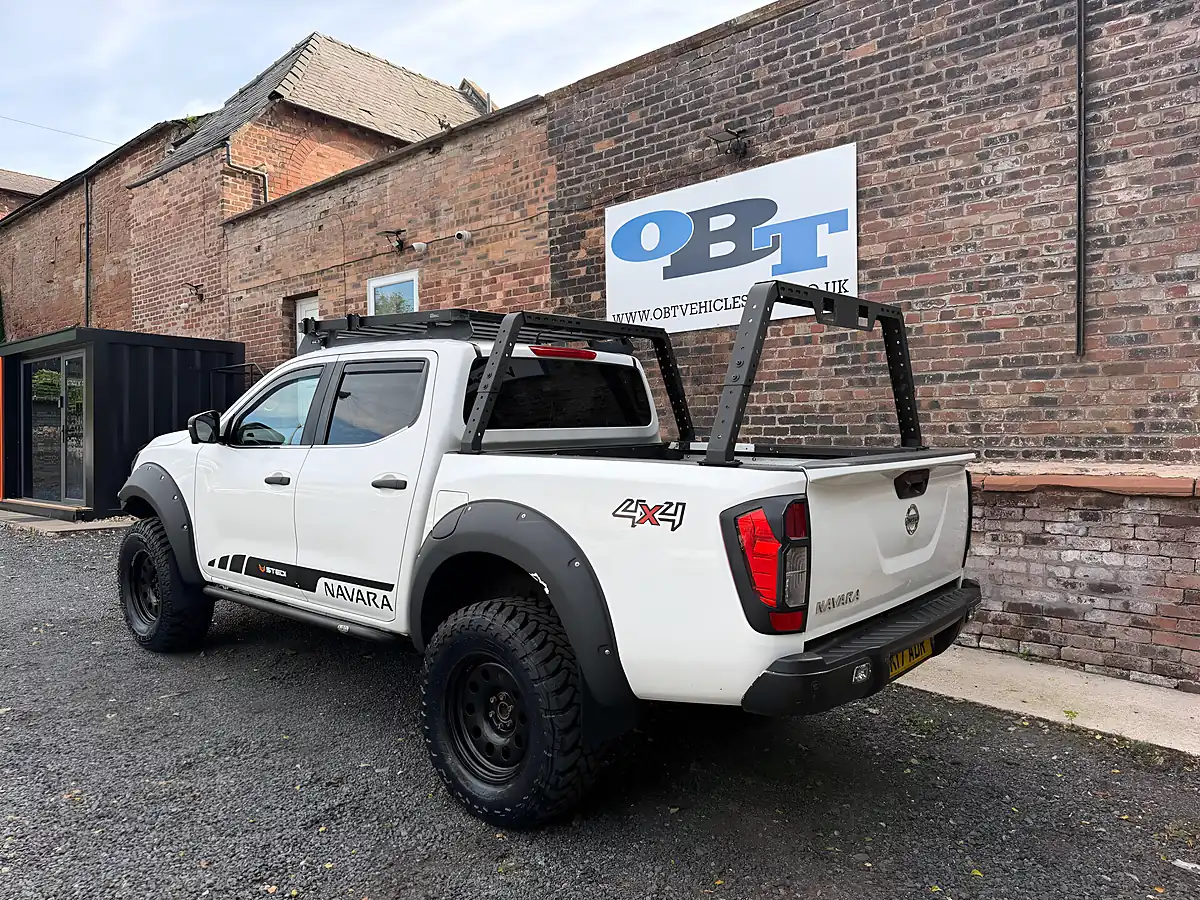 Used 2017 Nissan Navara Tekna White - Interior and Exterior details 6