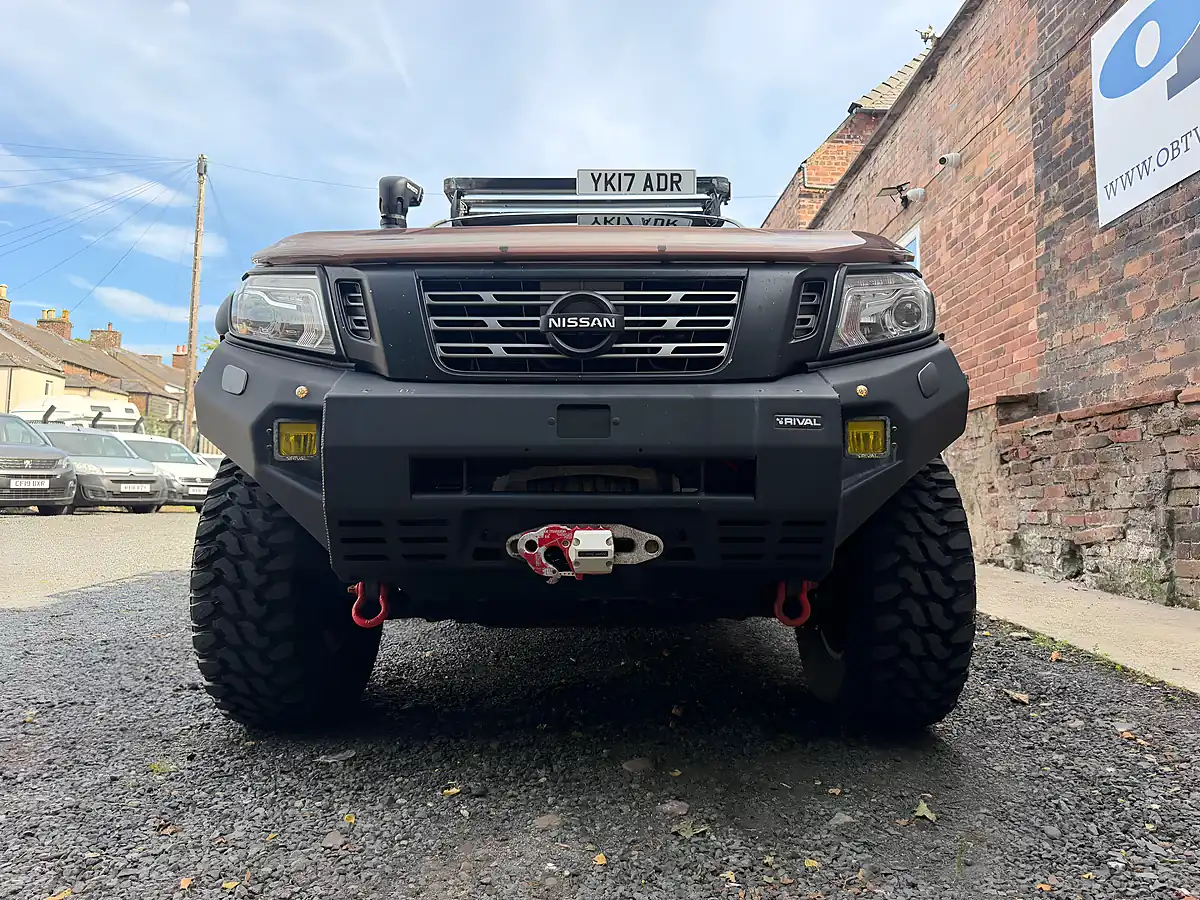 Used 2017 Nissan Navara Tekna White - Interior and Exterior details 8