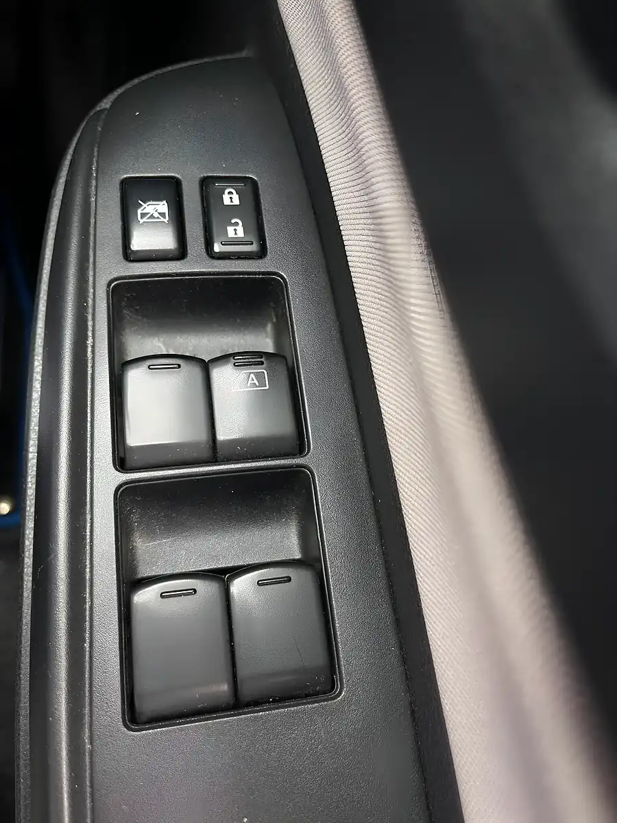 Used 2017 Nissan Note Blue - Interior and Exterior details 19