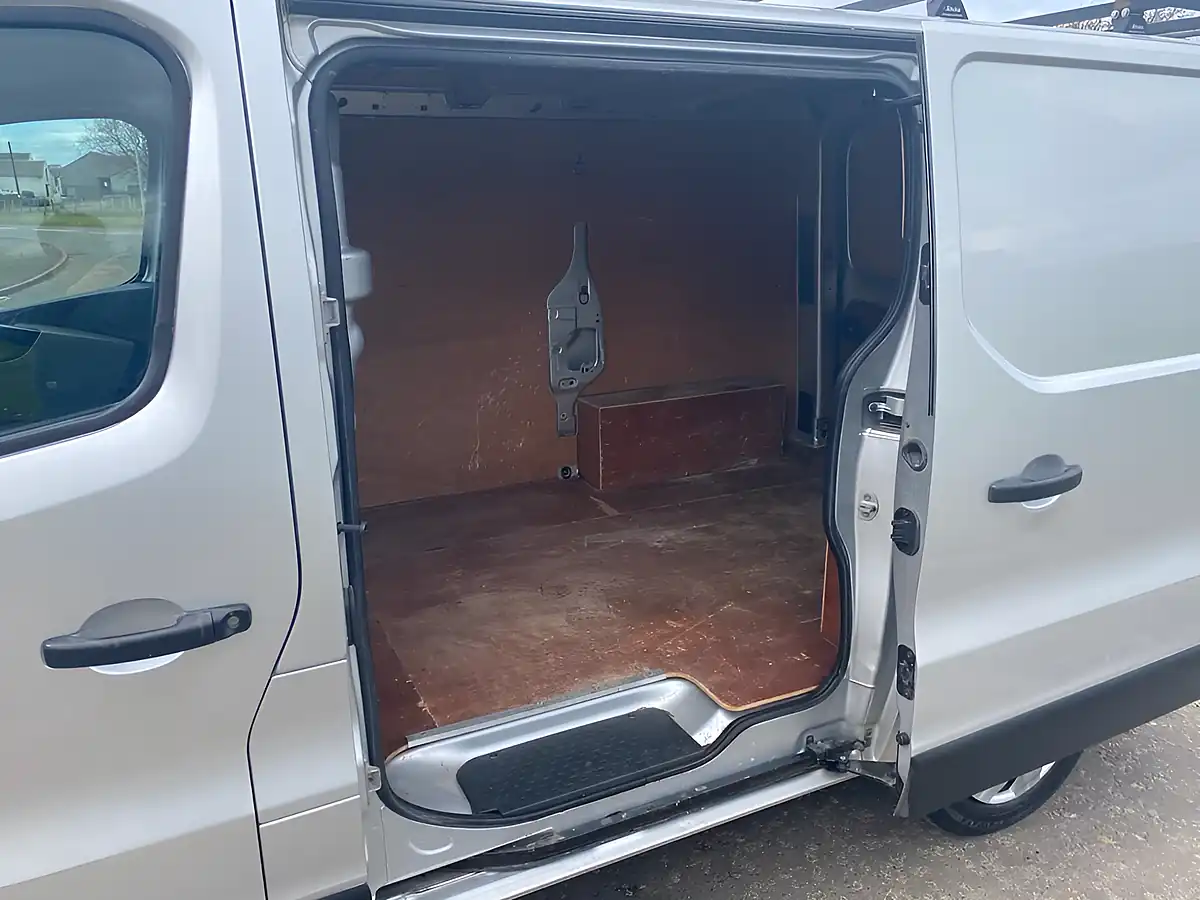 Used 2017 Nissan NV300 Acenta Grey - Interior and Exterior details 13