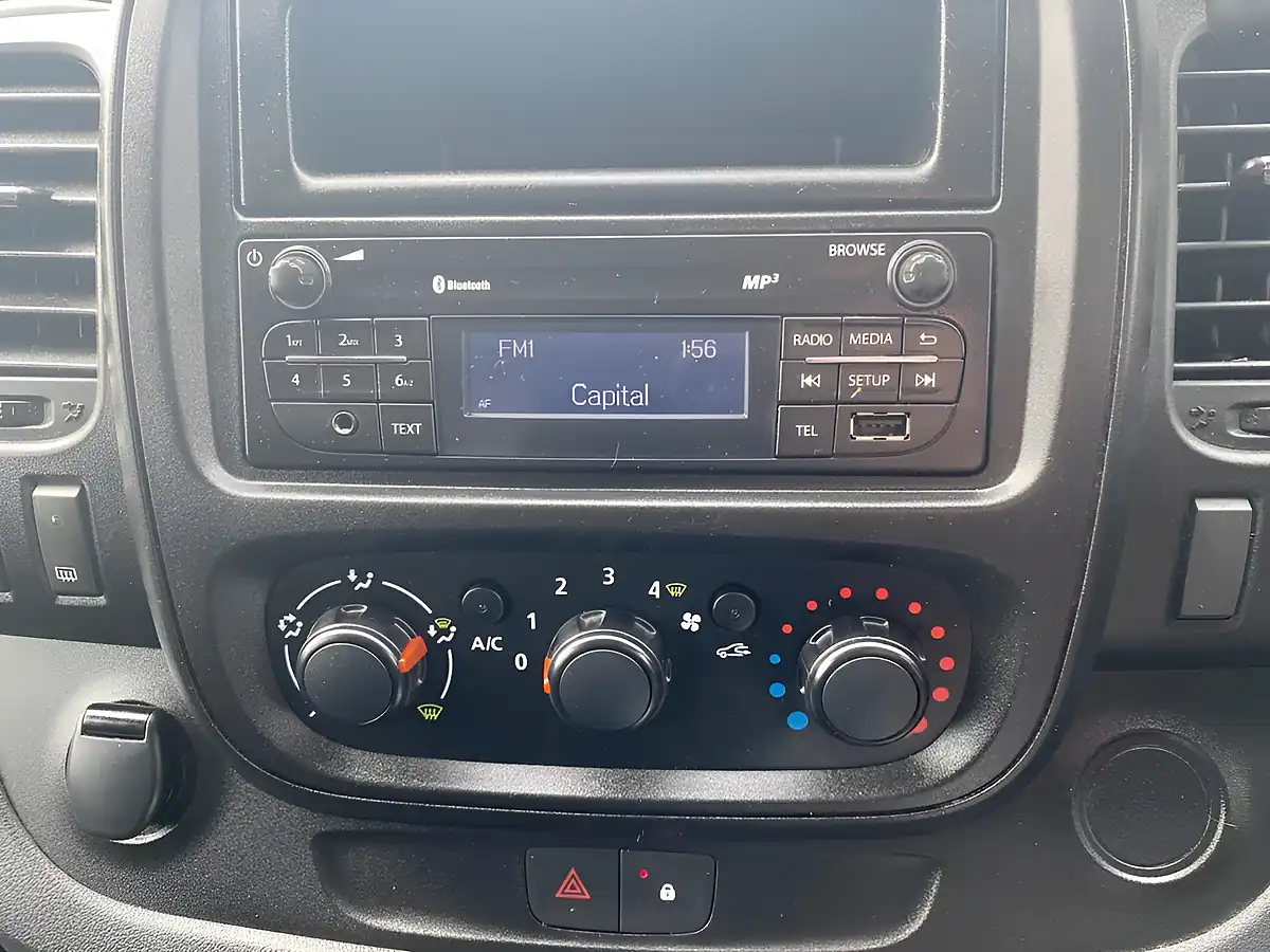 Used 2017 Nissan NV300 Acenta Grey - Interior and Exterior details 5
