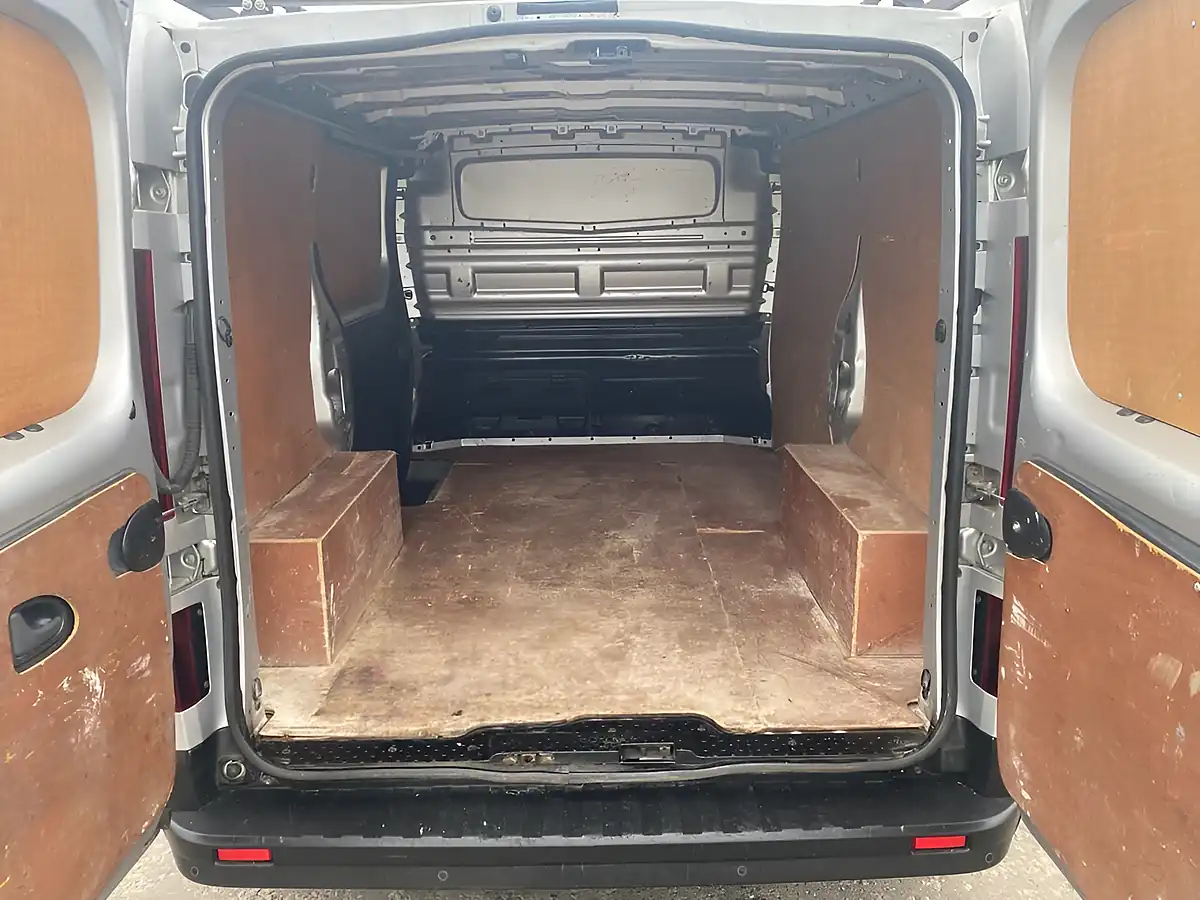 Used 2017 Nissan NV300 Acenta Grey - Interior and Exterior details 8