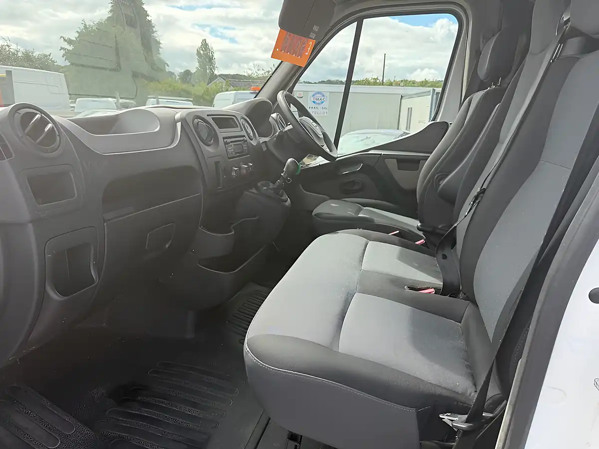 Used 2017 Nissan NV400 Se White - Interior and Exterior details 13