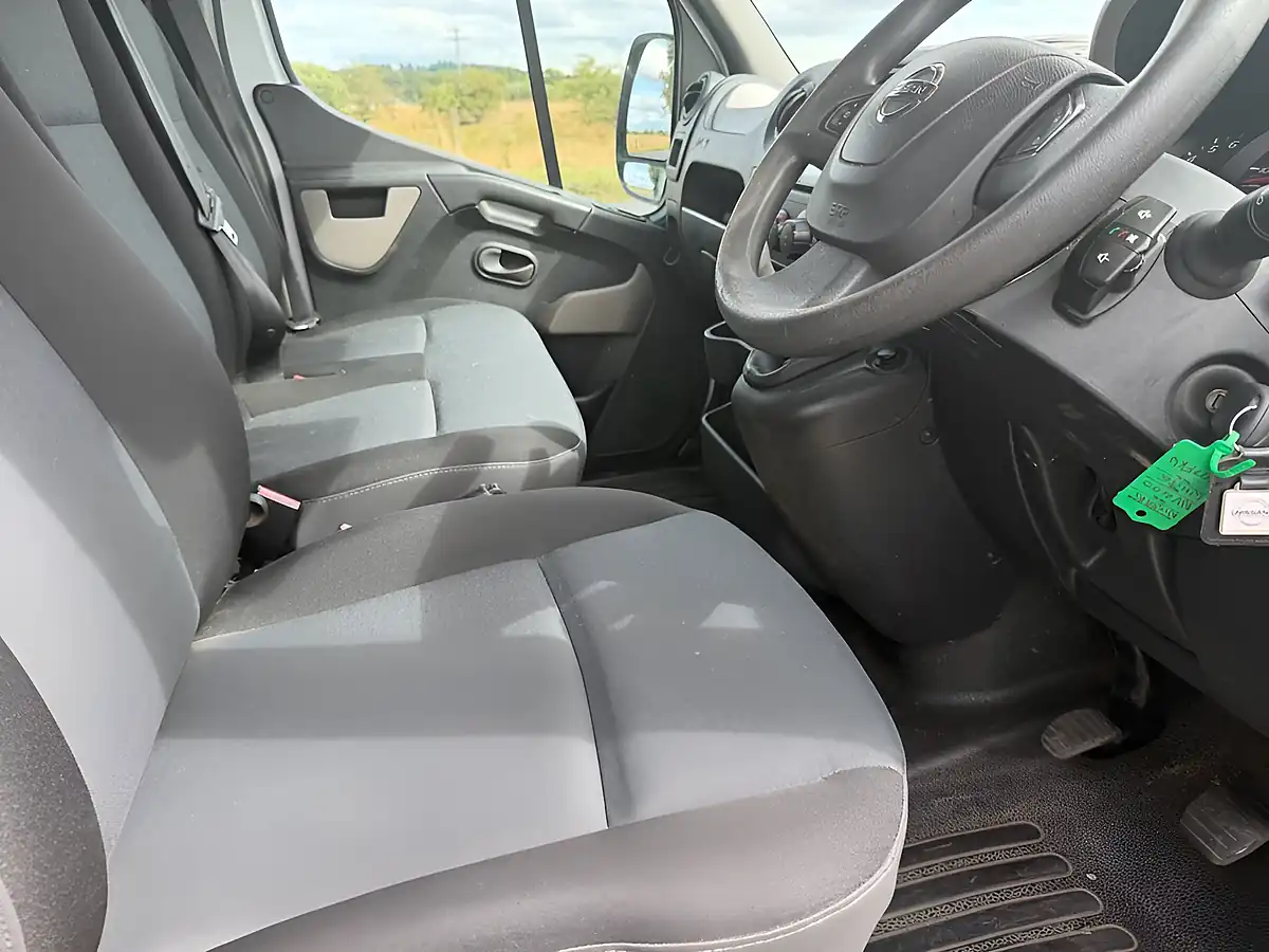 Used 2017 Nissan NV400 Se White - Interior and Exterior details 14