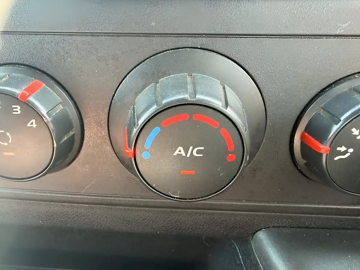 Used 2017 Nissan NV400 Se White - Interior and Exterior details 16