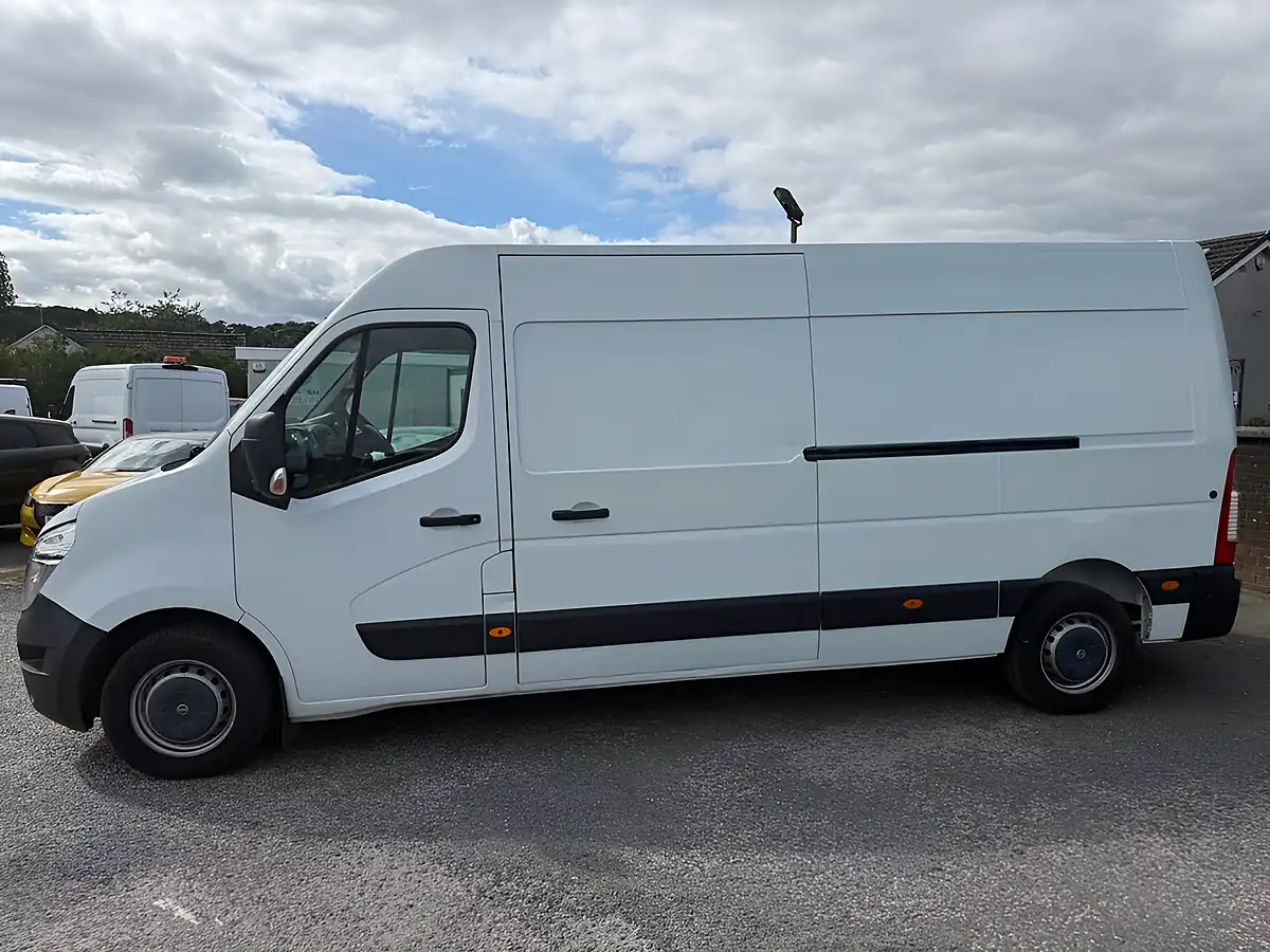 Used 2017 Nissan NV400 Se White - Interior and Exterior details 8