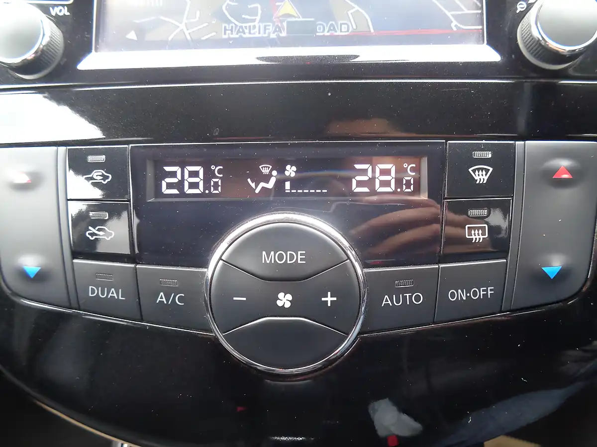 Used 2017 Nissan Pulsar N-Connecta Bronze - Interior and Exterior details 16