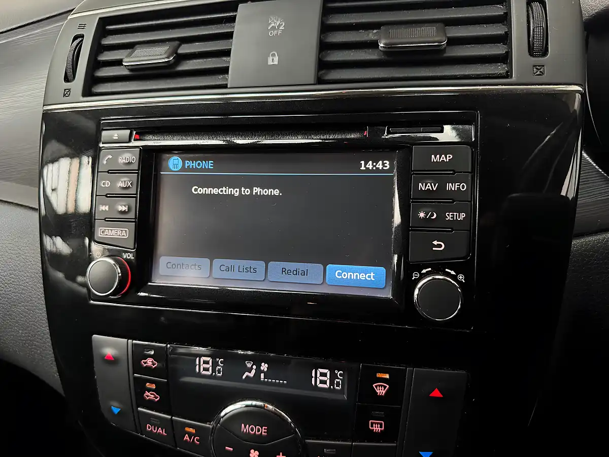 Used 2017 Nissan Pulsar Tekna Blue - Interior and Exterior details 14