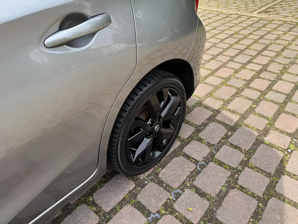 Used 2017 Nissan Pulsar Tekna Grey - Interior and Exterior details 17