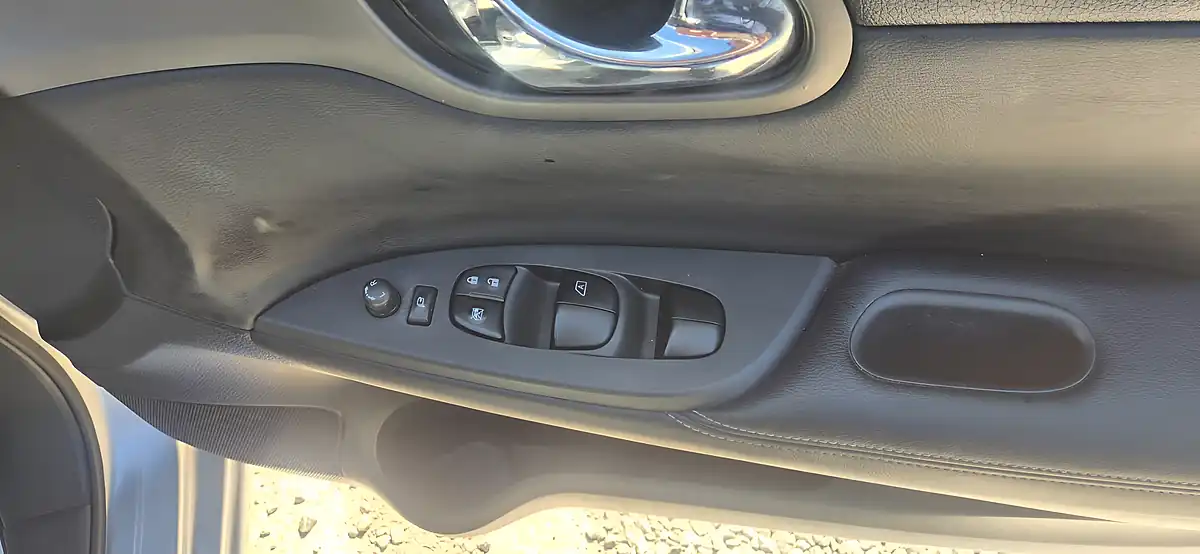 Used 2017 Nissan Pulsar Tekna Silver - Interior and Exterior details 10