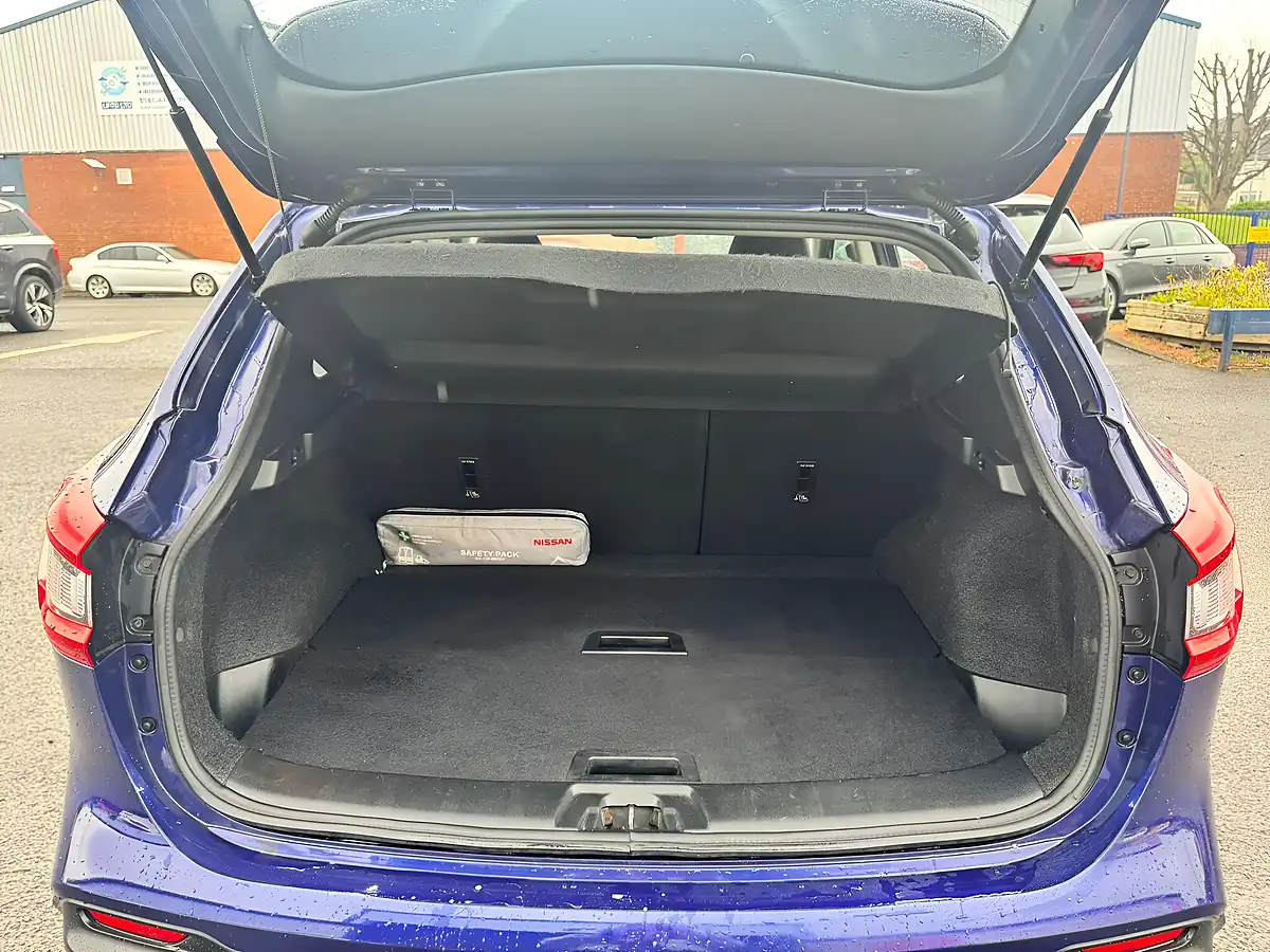 Used 2017 Nissan Qashqai Acenta Blue - Interior and Exterior details 9