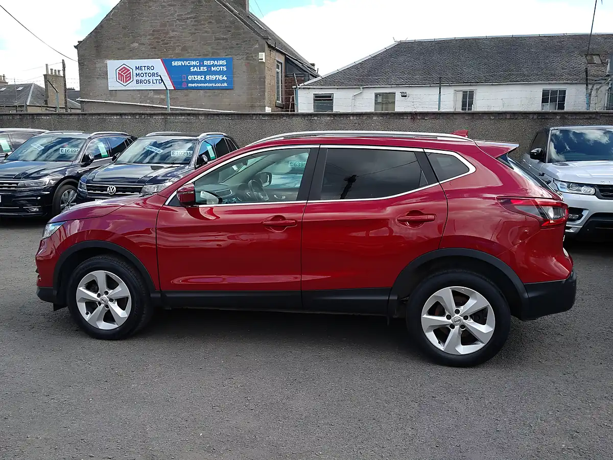 Used 2017 Nissan Qashqai Acenta Red - Interior and Exterior details 3