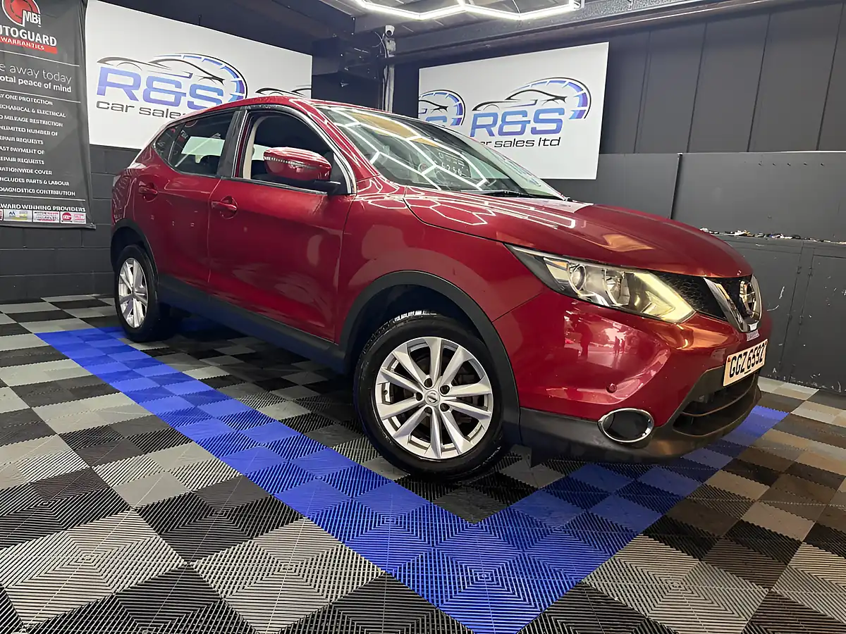 Used 2017 Nissan Qashqai Acenta Red - Front View