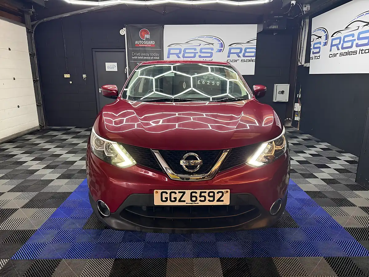 Used 2017 Nissan Qashqai Acenta Red - Interior and Exterior details 3