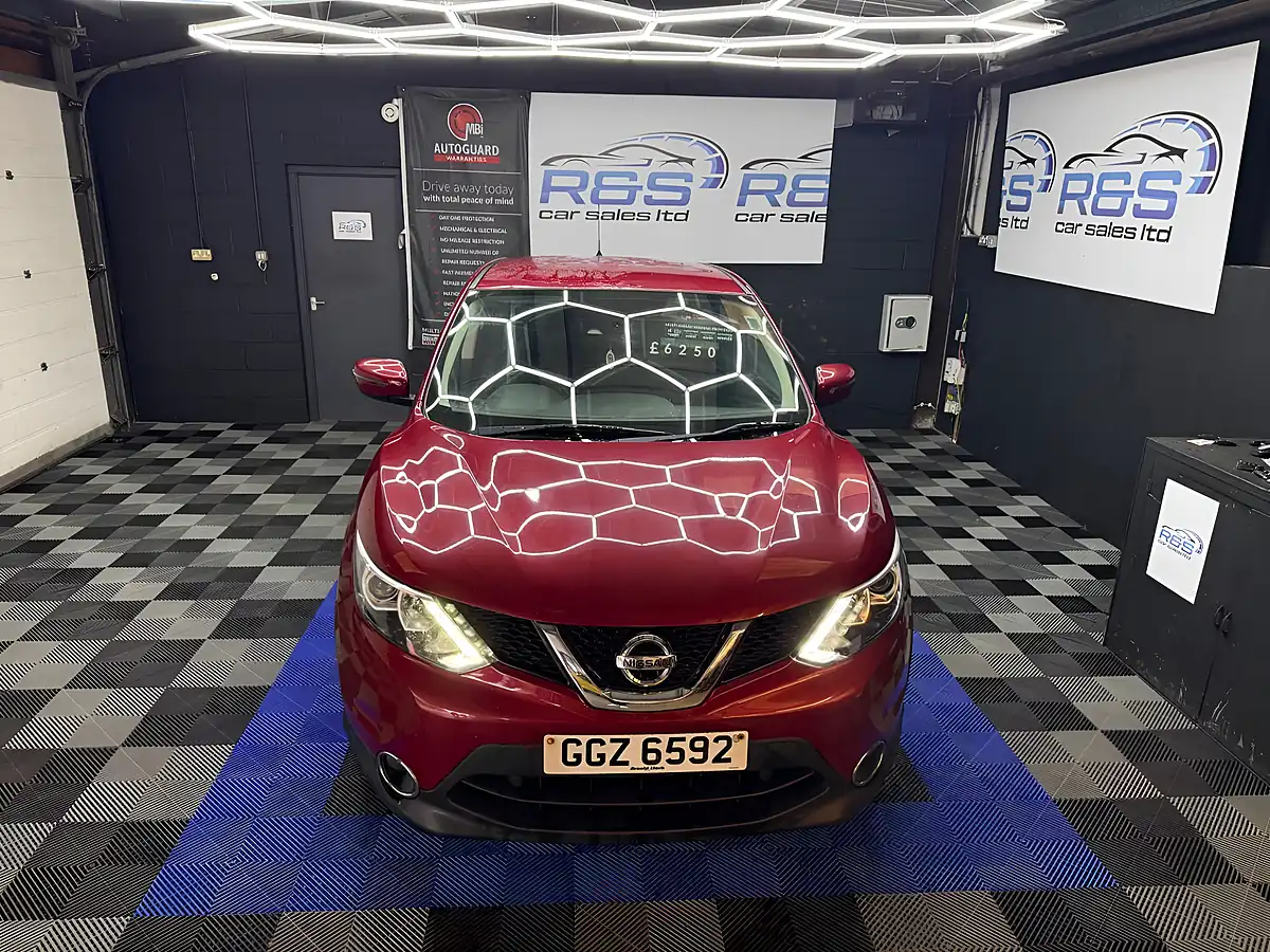 Used 2017 Nissan Qashqai Acenta Red - Interior and Exterior details 5