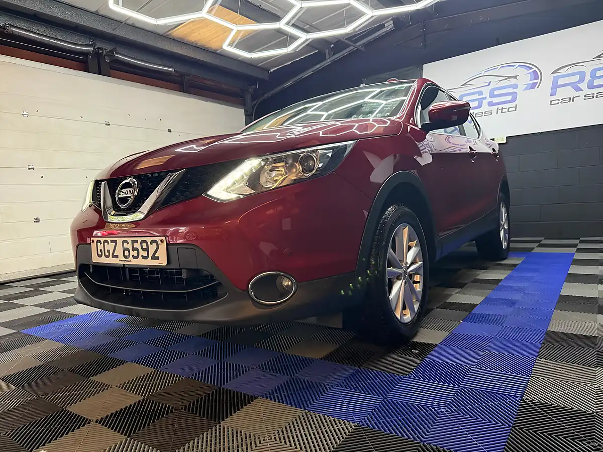 Used 2017 Nissan Qashqai Acenta Red - Interior and Exterior details 9