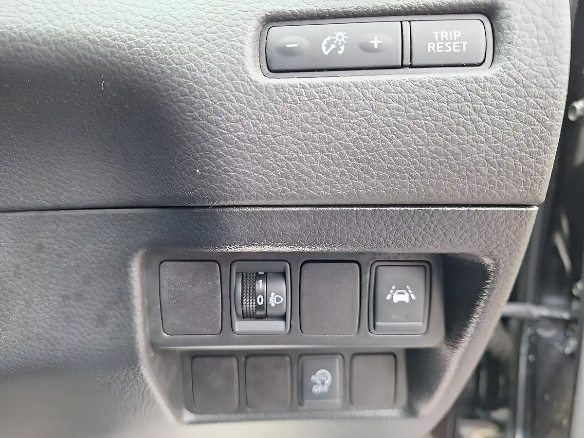Used 2017 Nissan Qashqai N-Connecta Black - Interior and Exterior details 13