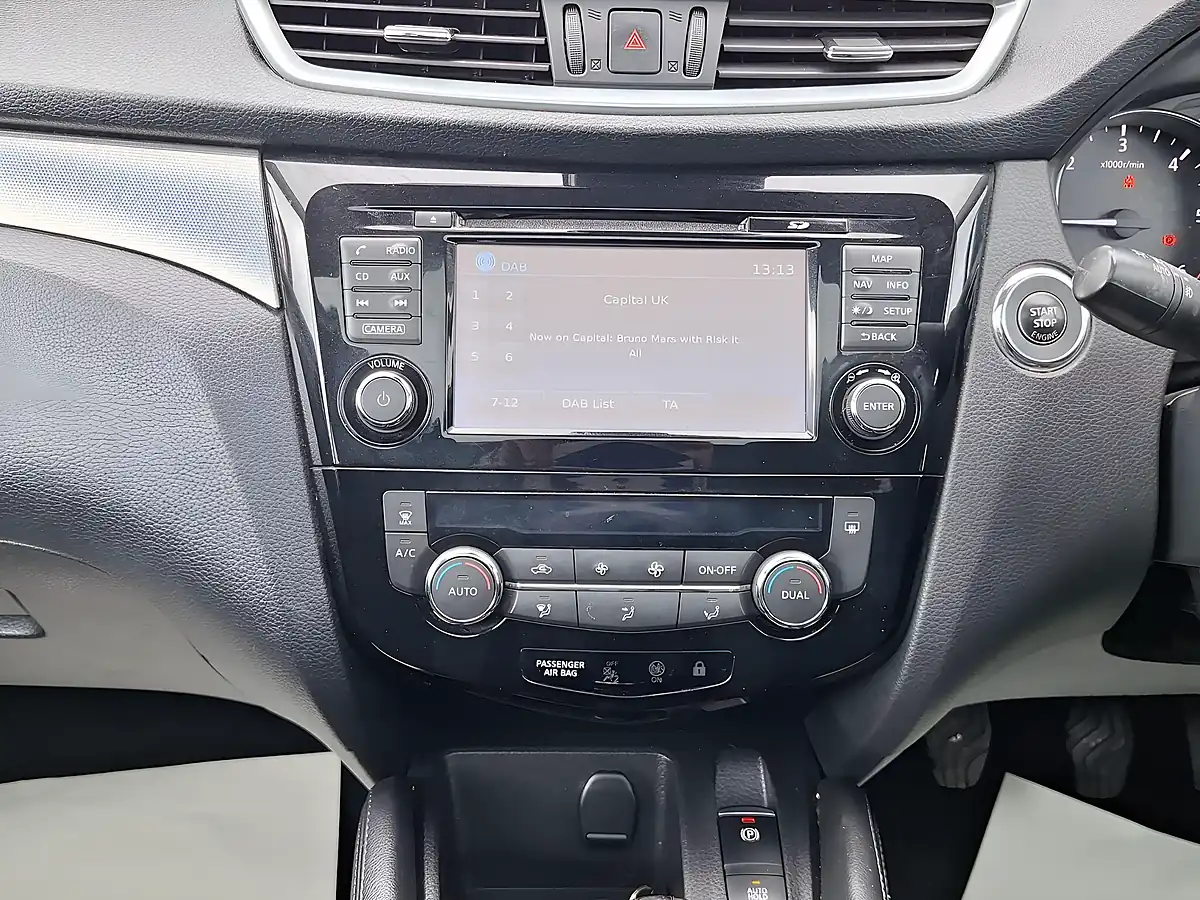 Used 2017 Nissan Qashqai N-Connecta Black - Interior and Exterior details 16