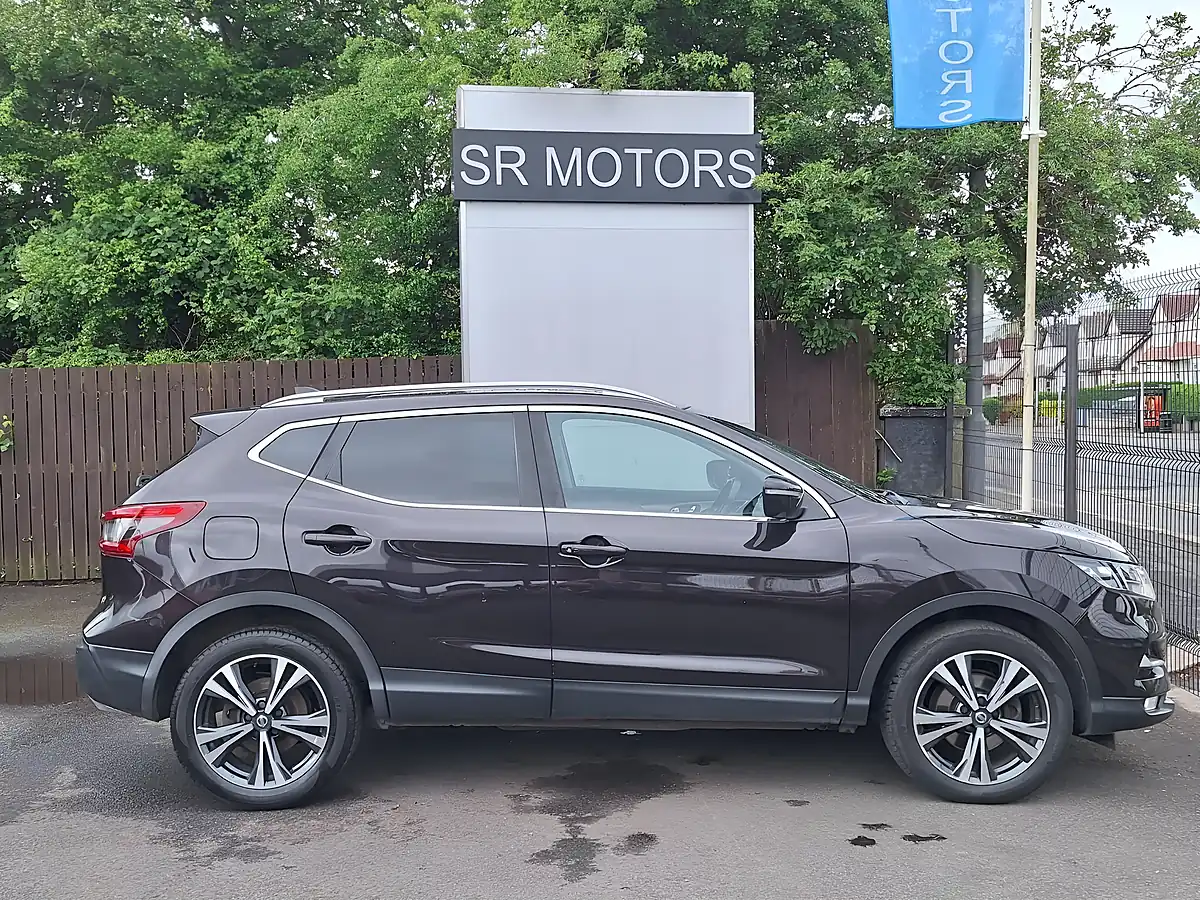 Used 2017 Nissan Qashqai N-Connecta Black - Interior and Exterior details 6