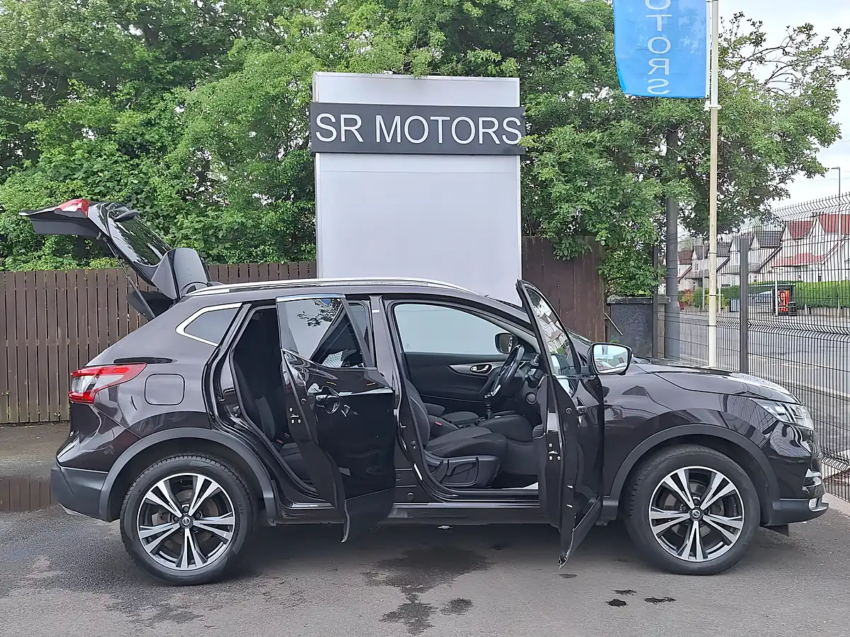 Used 2017 Nissan Qashqai N-Connecta Black - Interior and Exterior details 7