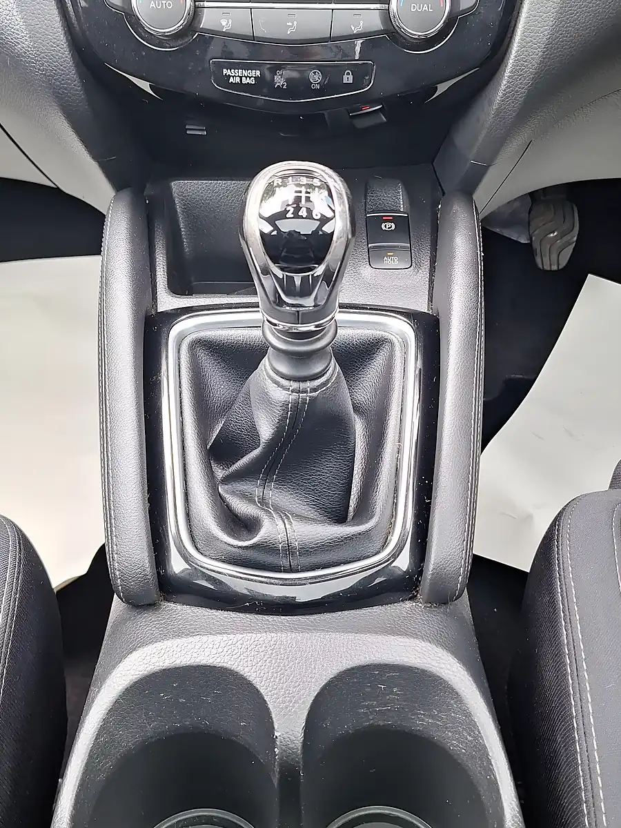 Used 2017 Nissan Qashqai N-Connecta Black - Interior and Exterior details 9