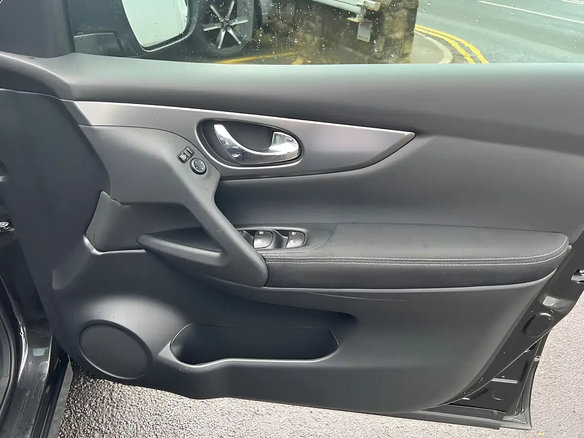 Used 2017 Nissan Qashqai N-Connecta Black - Interior and Exterior details 20