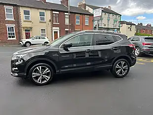Used 2017 Nissan Qashqai N-Connecta Black - Interior and Exterior details 4