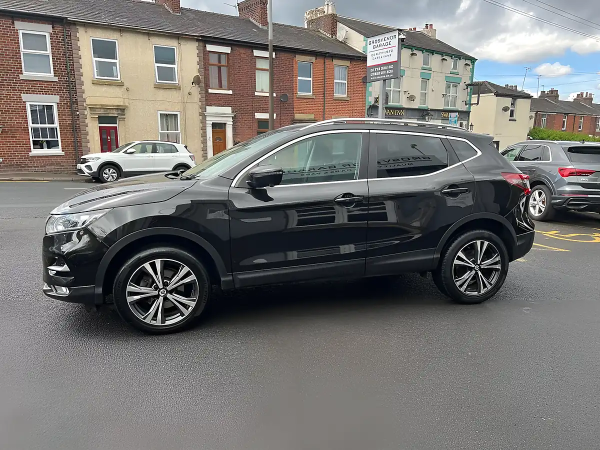 Used 2017 Nissan Qashqai N-Connecta Black - Interior and Exterior details 4