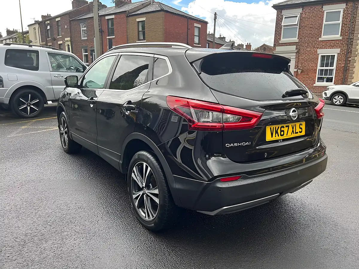 Used 2017 Nissan Qashqai N-Connecta Black - Interior and Exterior details 5