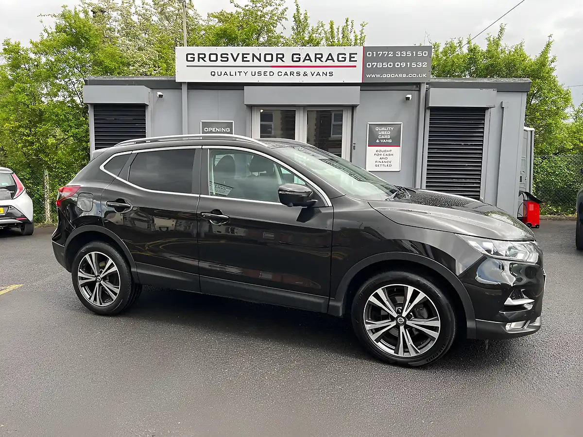 Used 2017 Nissan Qashqai N-Connecta Black - Interior and Exterior details 8