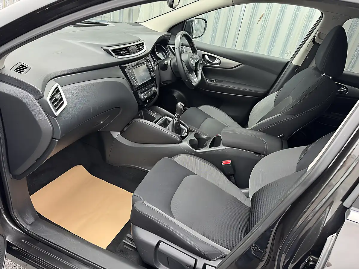 Used 2017 Nissan Qashqai N-Connecta Black - Interior and Exterior details 10