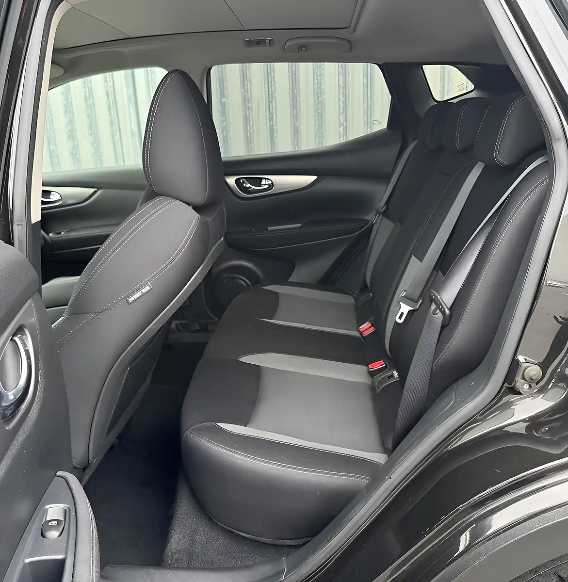 Used 2017 Nissan Qashqai N-Connecta Black - Interior and Exterior details 11