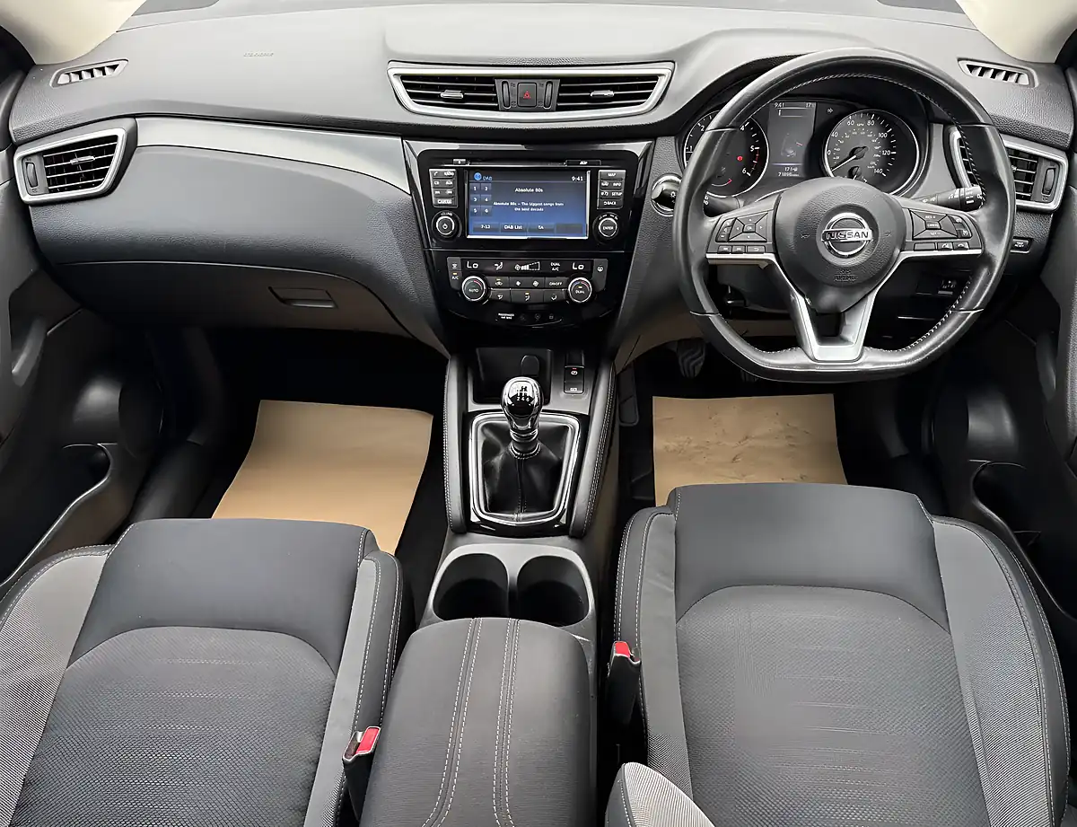 Used 2017 Nissan Qashqai N-Connecta Black - Interior and Exterior details 13
