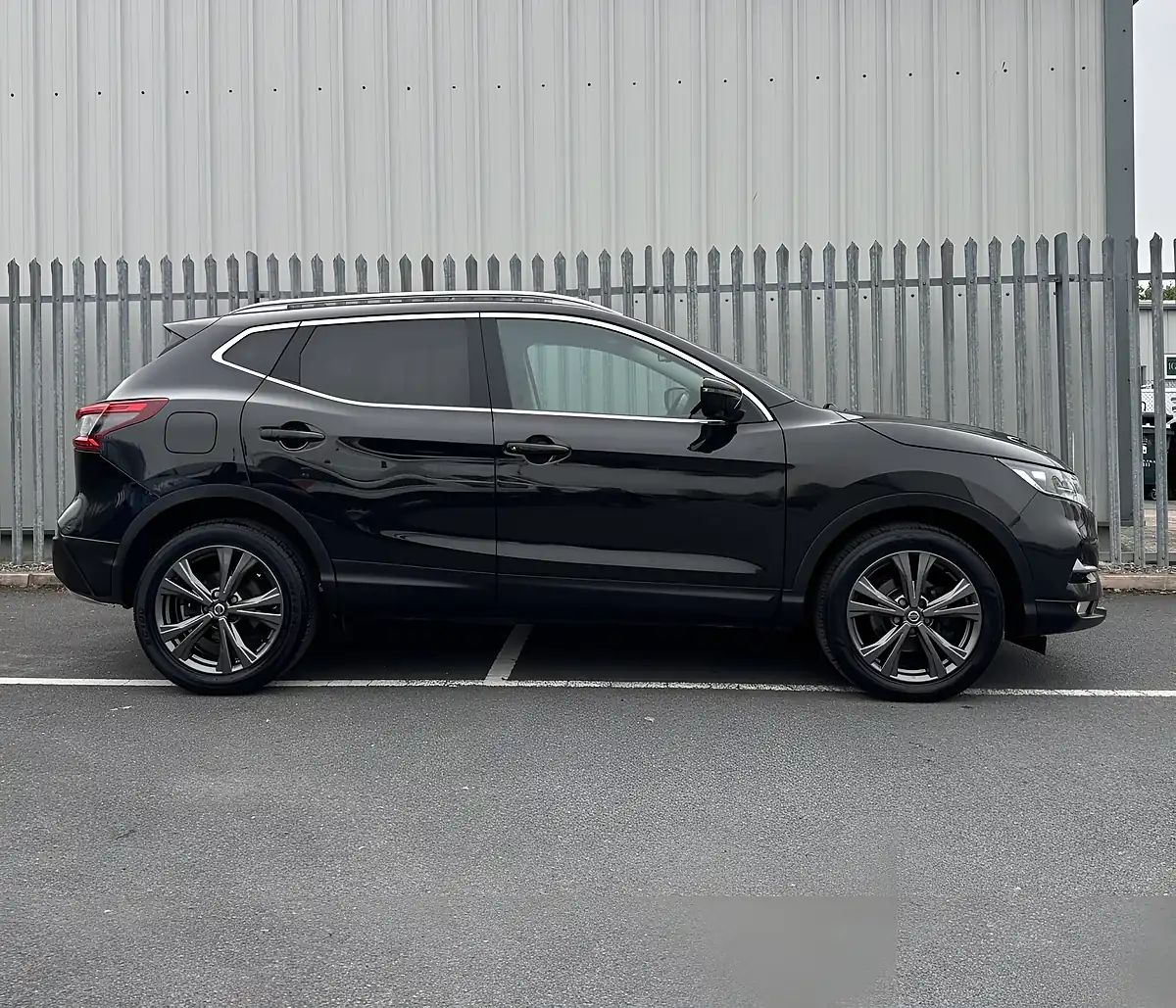Used 2017 Nissan Qashqai N-Connecta Black - Interior and Exterior details 7
