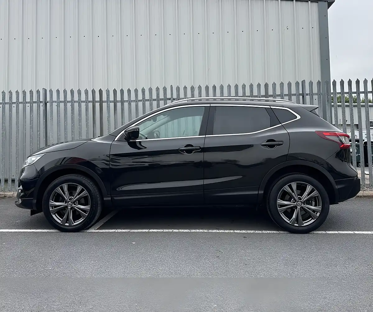 Used 2017 Nissan Qashqai N-Connecta Black - Interior and Exterior details 8