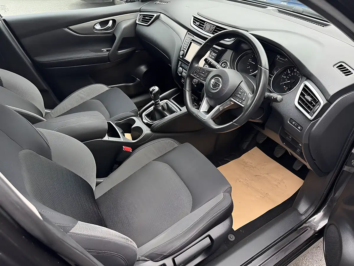 Used 2017 Nissan Qashqai N-Connecta Black - Interior and Exterior details 9