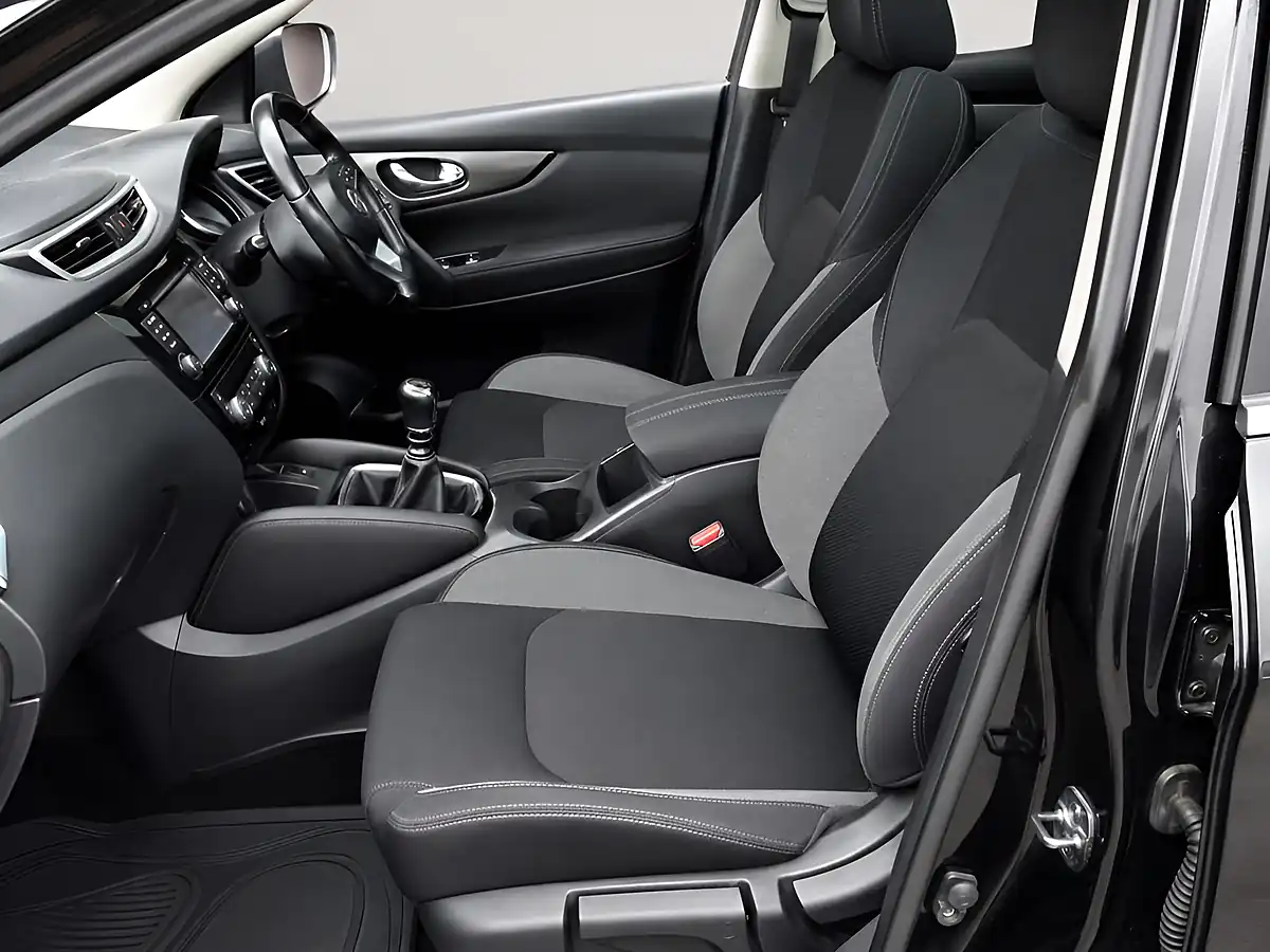 Used 2017 Nissan Qashqai N-Connecta Black - Interior and Exterior details 6
