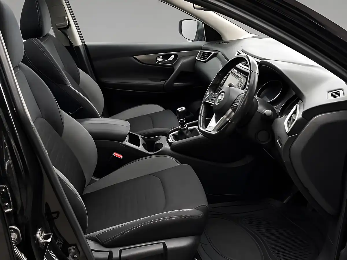 Used 2017 Nissan Qashqai N-Connecta Black - Interior and Exterior details 7