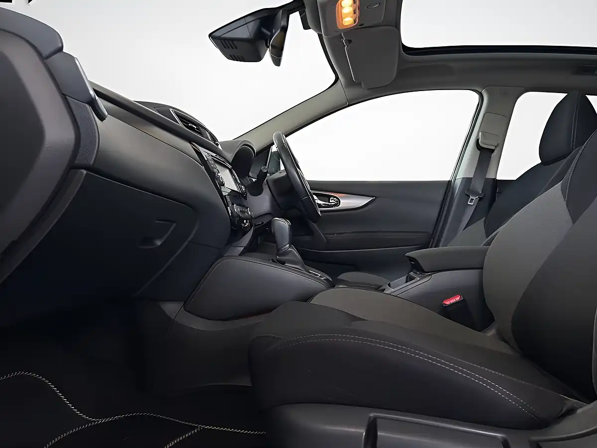 Used 2017 Nissan Qashqai N-Connecta Black - Interior and Exterior details 4